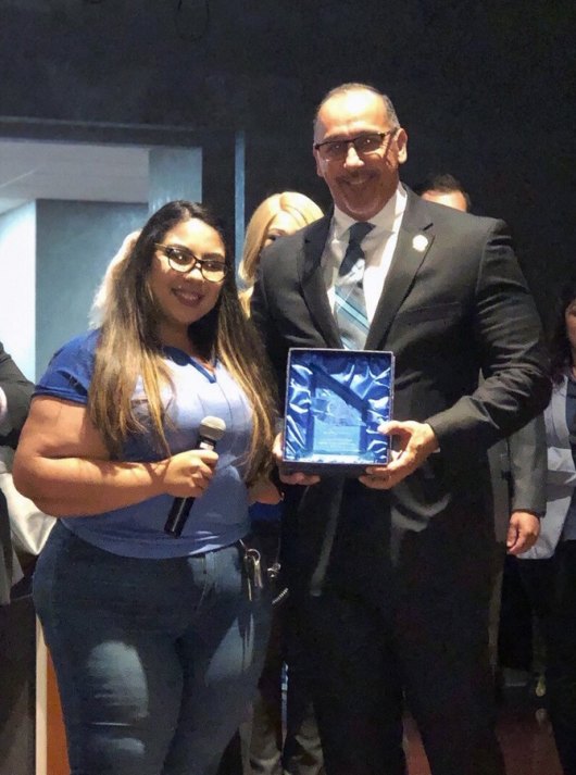 American Cancer Society's Sierra Inocensio presents its Crystal Award to Tachi Tribal Chairman Leo Sisco.
